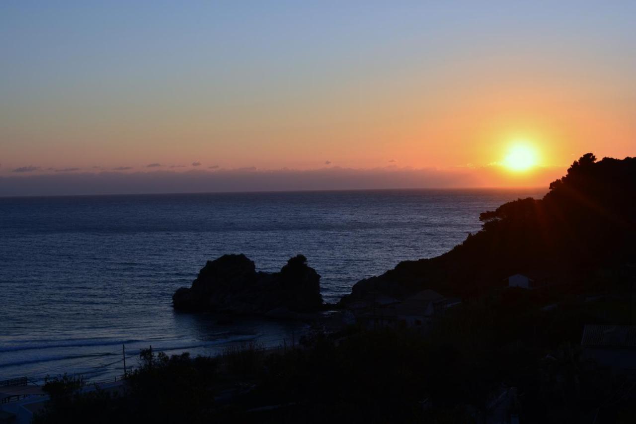 Papadatos Apts With Amazing View - 5Mins From The Beach Kontogialos Exterior photo